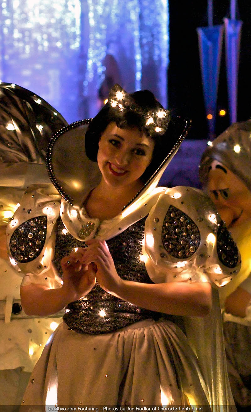 Walt Disney World Dec 2008 - SpectroMagic Parade - Snow White - Photo by Jon Fiedler