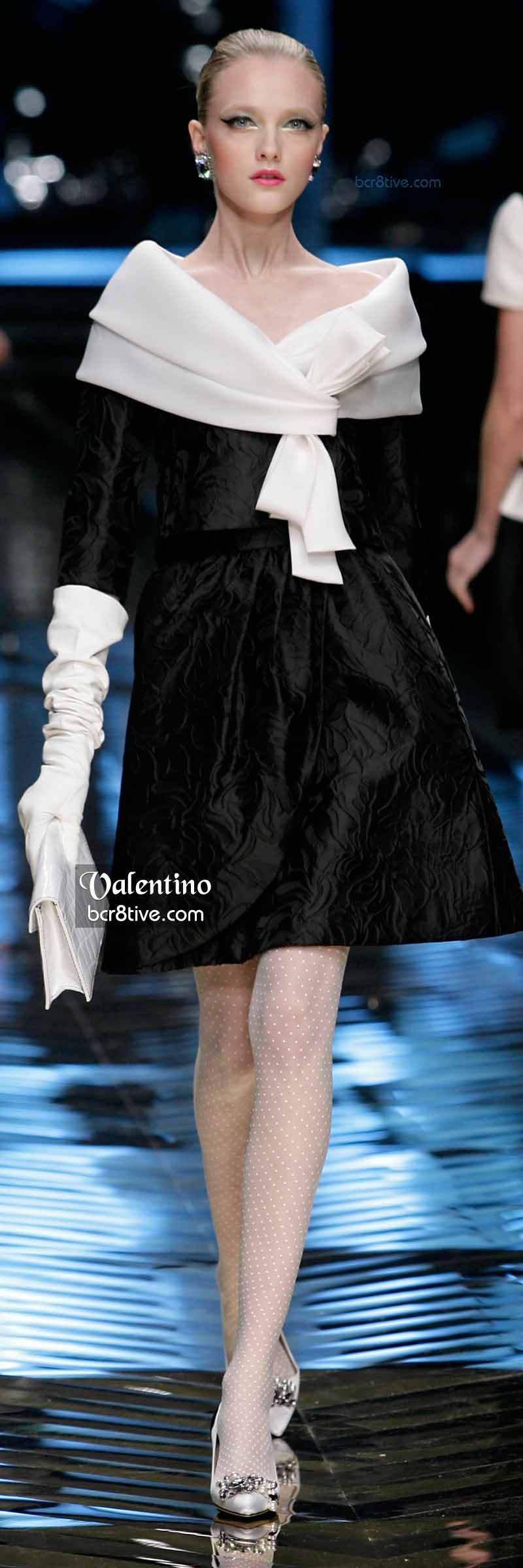 Gorgeous open collar Valentino