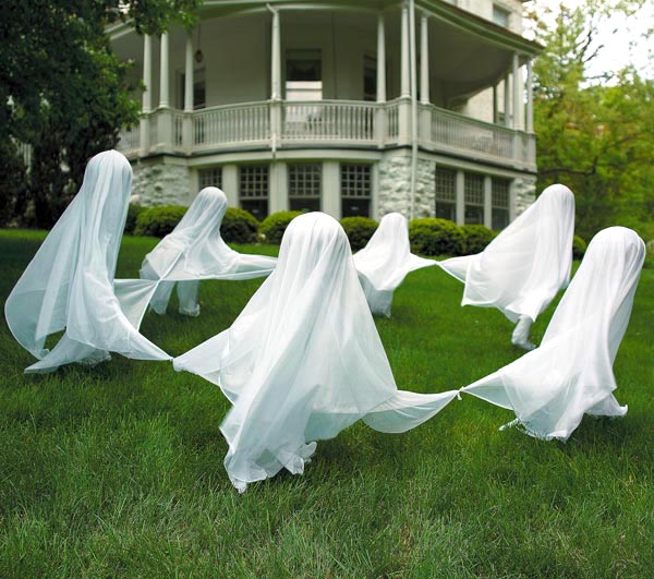 DIY Cheese Cloth Ghosts for your Halloween Lawn Decorating